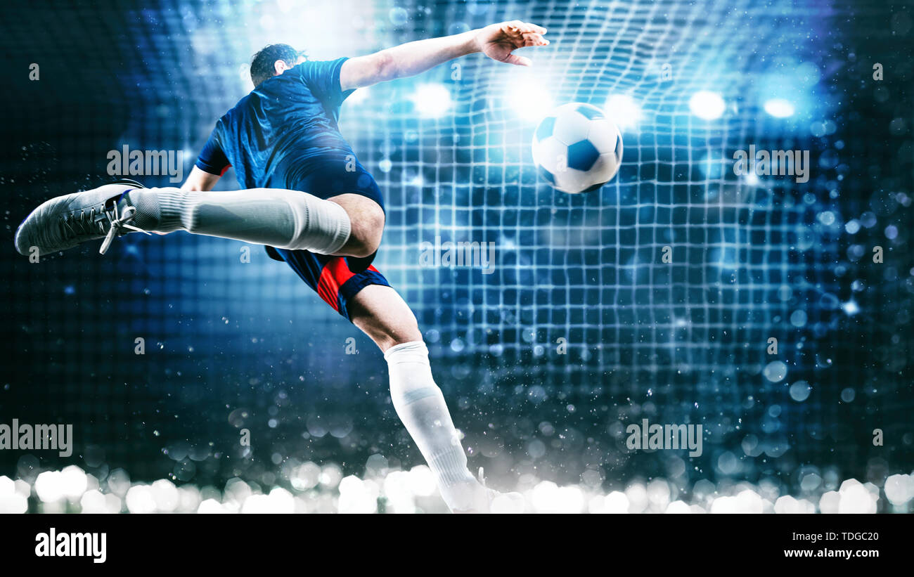 Fußball-Szene bei Nacht mit Player kicken den Ball mit Power Stockfoto