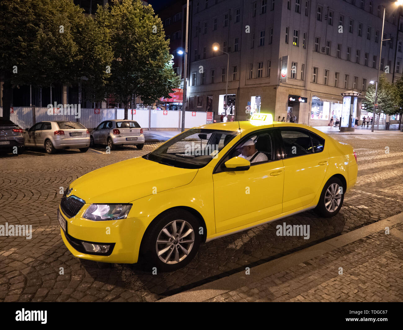 Prag, tschechische Republik - 9. Juni 2019: Yellow Cab oder Taxi warten auf dem Wenzelsplatz, genannt Vaclavske Namesti in Tschechien, in der Nacht in Prag. Stockfoto