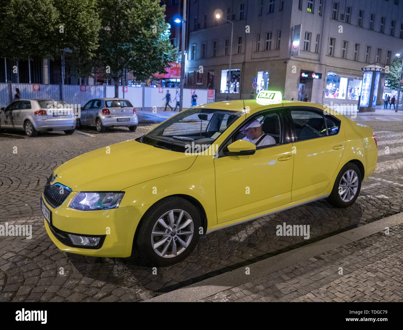 Prag, tschechische Republik - 9. Juni 2019: Yellow Cab oder Taxi warten auf dem Wenzelsplatz, genannt Vaclavske Namesti in Tschechien, in der Nacht in Prag. Stockfoto