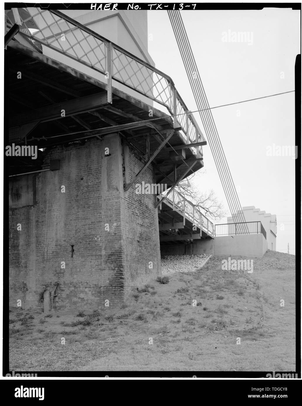 NORTH TOWER DETAIL. - Waco Suspension Bridge Spanning Brazos River Bridge Street, Waco, McLennan County, TX; Waco Brücke Unternehmen; Griffith, Thomas M; Missouri Valley Bridge und Iron Company Stockfoto