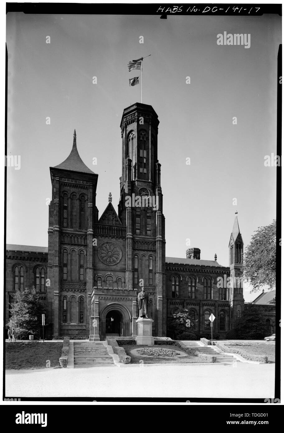 NORTH Tower, Porte Cochere und FLAG TOWER, Blick nach Süden - Smithsonian Institution Building, 1000 Jefferson Drive, zwischen dem neunten und zwölften Straßen, Südwesten, Washington, District of Columbia, DC Stockfoto NORTH Tower, Porte Cochere und FLAG TOWER, Blick nach Süden - Smithsonian Institution Building, 1000 Jefferson Drive, zwischen dem neunten und zwölften Straßen, Südwesten, Washington, District of Columbia, DC Stockfoto