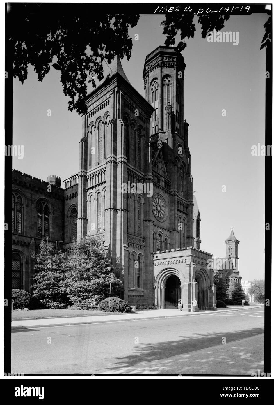 NORTH Tower, Porte Cochere und FLAG TOWER, nach Südwesten - Smithsonian Institution Building, 1000 Jefferson Drive, zwischen dem neunten und zwölften Straßen, Südwesten, Washington, District of Columbia, DC Stockfoto NORTH Tower, Porte Cochere und FLAG TOWER, nach Südwesten - Smithsonian Institution Building, 1000 Jefferson Drive, zwischen dem neunten und zwölften Straßen, Südwesten, Washington, District of Columbia, DC Stockfoto