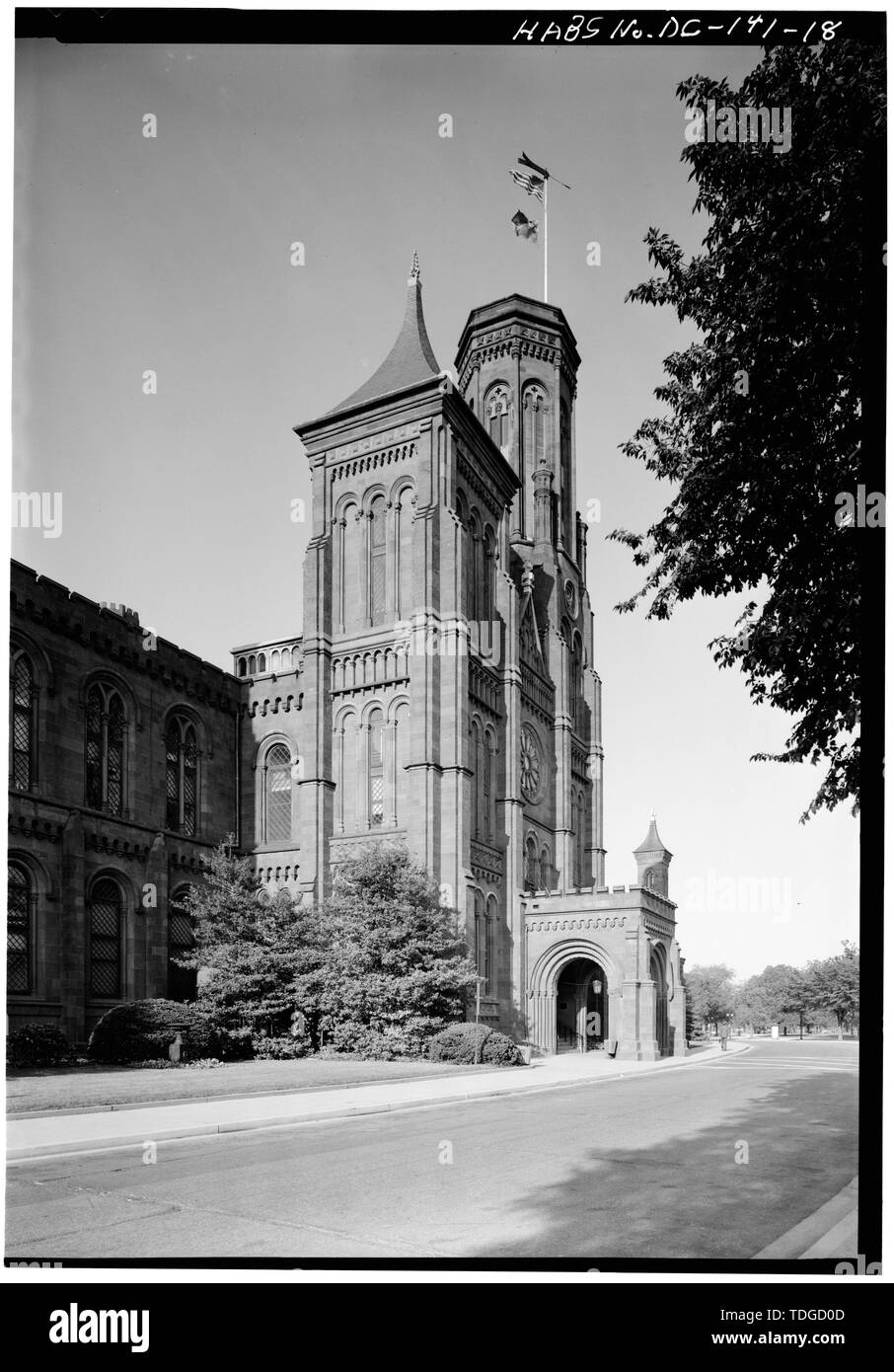 NORTH Tower, Porte Cochere und FLAG TOWER, südwestlich von WEST - Smithsonian Institution Building, 1000 Jefferson Drive, zwischen dem neunten und zwölften Straßen, Südwesten, Washington, District of Columbia, DC Stockfoto NORTH Tower, Porte Cochere und FLAG TOWER, südwestlich von WEST - Smithsonian Institution Building, 1000 Jefferson Drive, zwischen dem neunten und zwölften Straßen, Südwesten, Washington, District of Columbia, DC Stockfoto