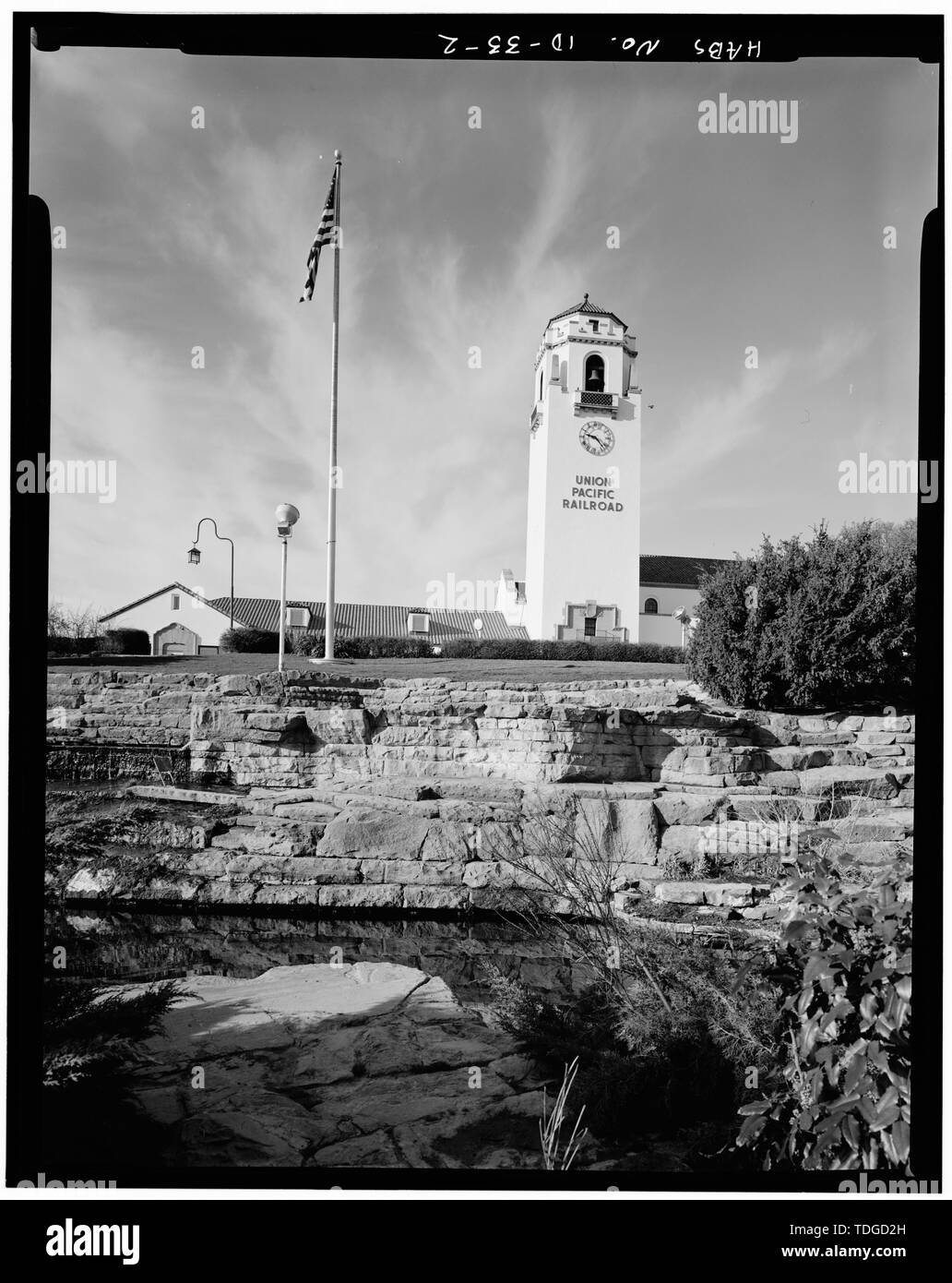 Norden ANSICHT DES CAMPANILE MIT GARTEN IM VORDERGRUND - Union Pacific Railroad Depot, 1701 der Eastover Terrasse, Boise, Ada County, ID Stockfoto