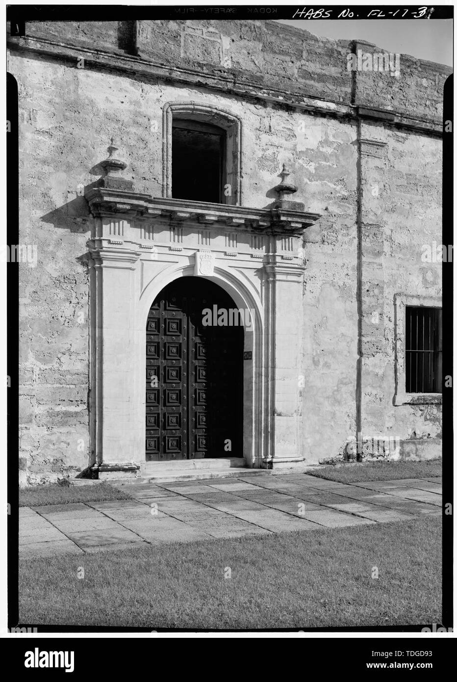 Nordwand DES CASTILLO PARADE, DETAIL DER EINGANG ZUR KAPELLE VON ST. MARK - Castillo de San Marcos, 1 Castillo, der Hl. Augustinus, St. Johns County, FL Stockfoto