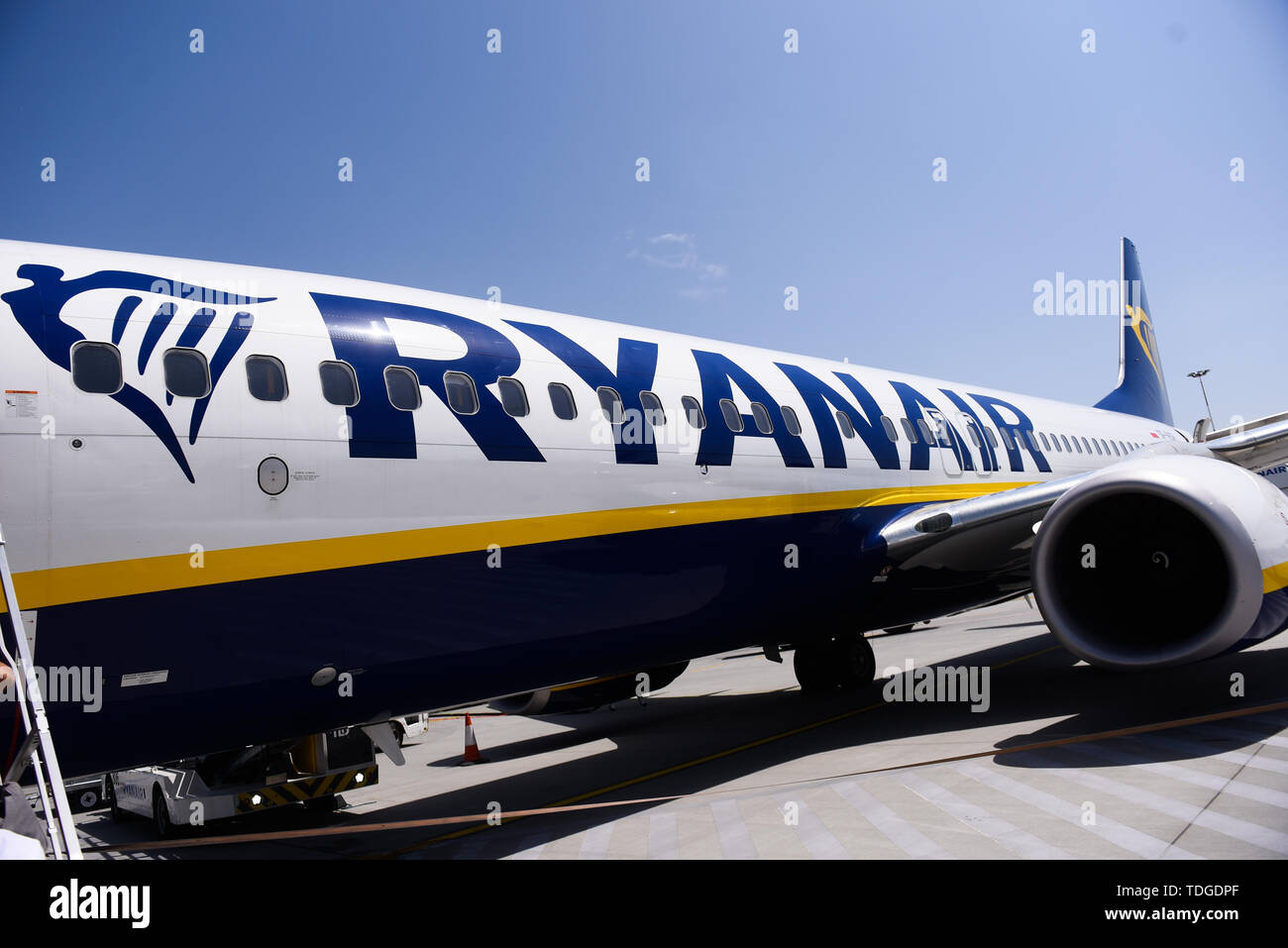 Ryanair Boeing 737-800 Flugzeuge an der Krakauer Internationalen Flughafen Johannes Paul II. gesehen. Stockfoto
