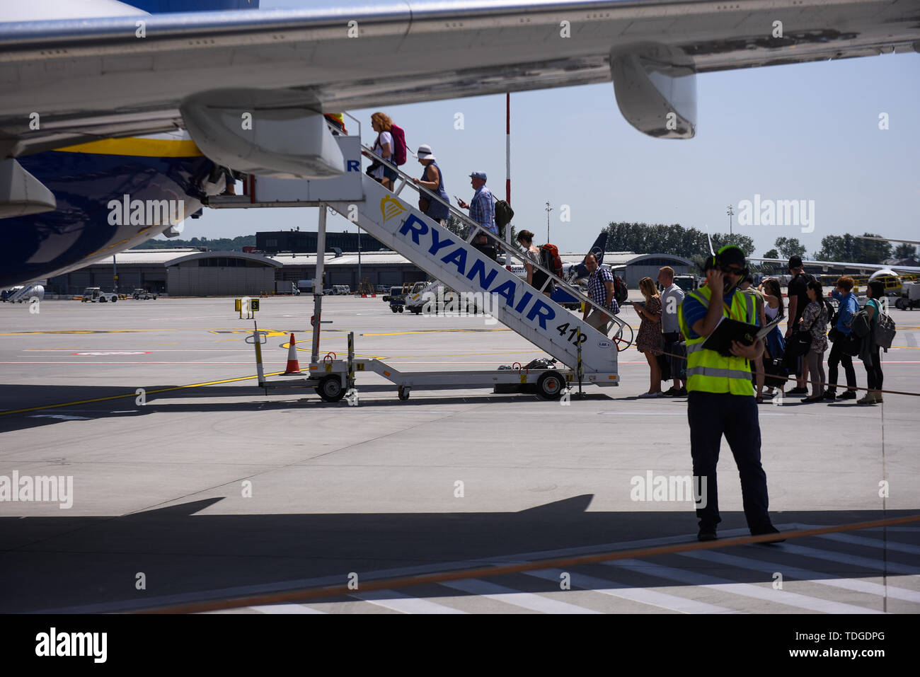 Passagiere gesehen boarding Ryanair Boeing 737-800 Flugzeuge an der Krakauer John Paul II International Airport. Stockfoto