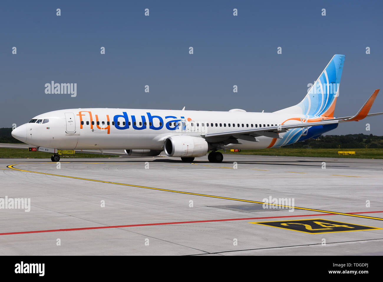 Fliegen Dubai Air Boeing 737-800 Flugzeuge an der Krakauer Internationalen Flughafen Johannes Paul II. gesehen. Stockfoto