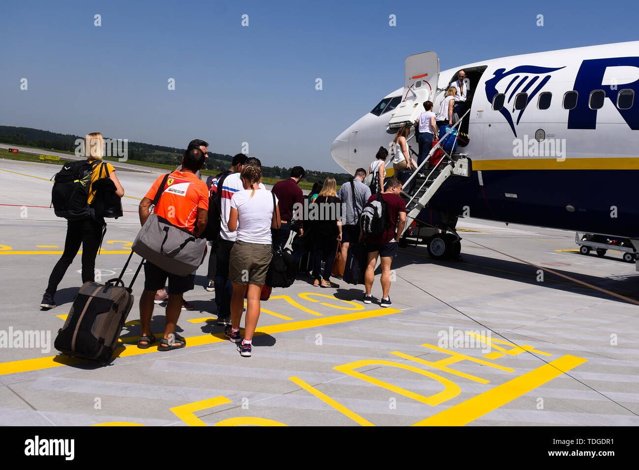 Passagiere gesehen boarding Ryanair Boeing 737-800 Flugzeuge an der Krakauer John Paul II International Airport. Stockfoto