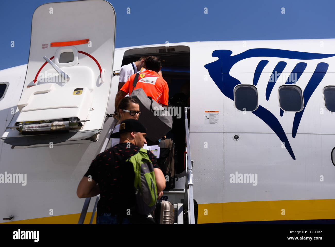 Passagiere gesehen boarding Ryanair Boeing 737-800 Flugzeuge an der Krakauer John Paul II International Airport. Stockfoto