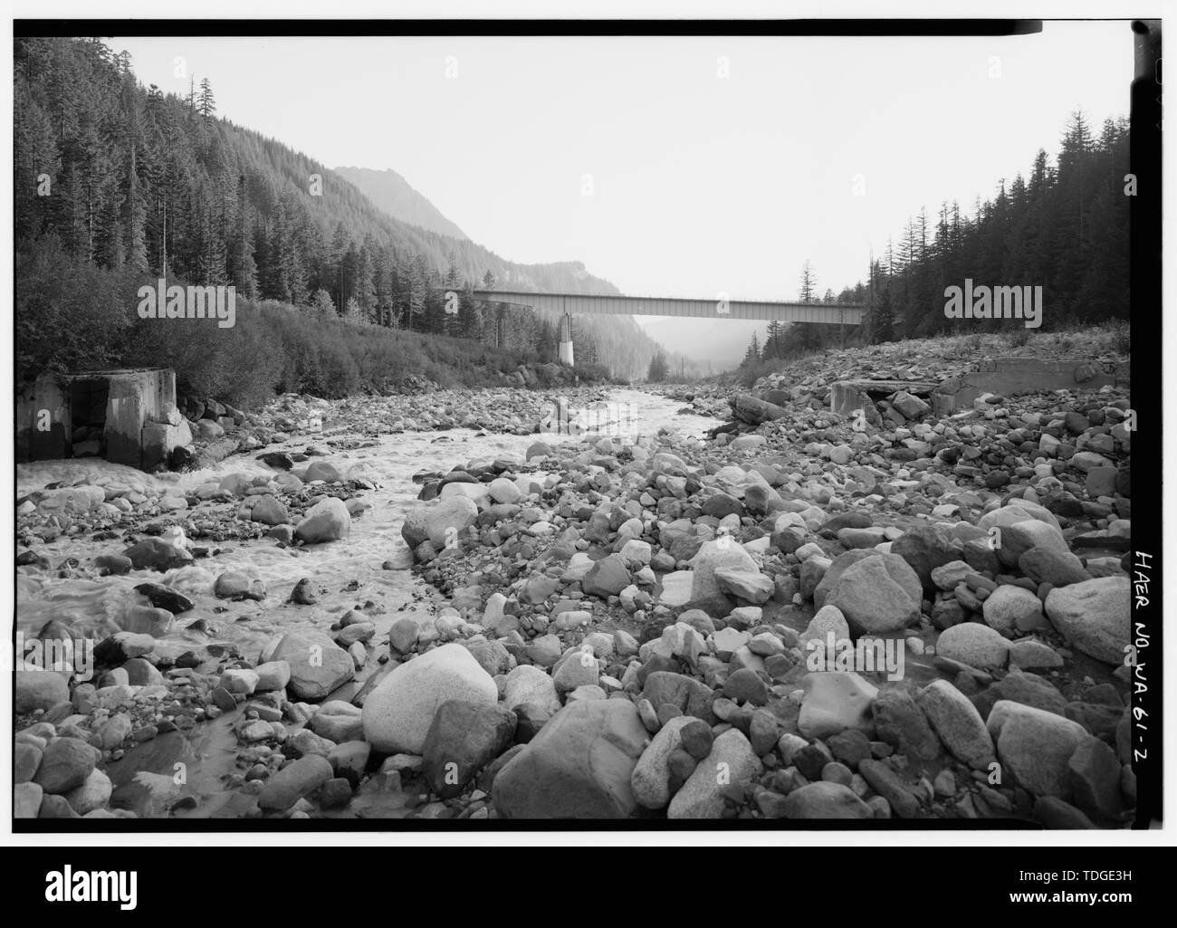 Erhöhung von Nordosten nach Südwesten MIT ALTEN BRÜCKENWIDERLAGER in mittlerer Entfernung. - Nisqually Gletscher Brücke, Spanning Nisqually River bei Nisqually Straße, Longmire, Pierce County, WA; Westküste Steel Works; Grau, John R; Malvarson, Carl M; Tomlinson, Owen A; Vint, Thomas C; Büro der öffentlichen Straßen; Rumpf, Daniel R; Feldschau und Chaffee; Western Bauunternehmen; Grau, John R; Quint, Richard, Historiker; Lowe, Jet, Fotograf Stockfoto