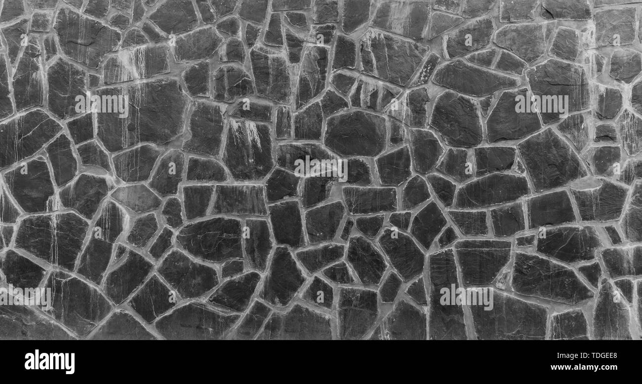 Hochauflösende full frame Hintergrund eines alten, verwitterten und schmutzige Mauer aus Stein mit Schiefer in Schwarz und Weiß. Kopieren Sie Platz. Stockfoto Hochauflösende full frame Hintergrund eines alten, verwitterten und schmutzige Mauer aus Stein mit Schiefer in Schwarz und Weiß. Kopieren Sie Platz. Stockfoto