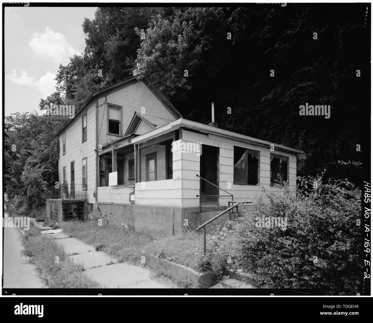 Nordöstlich VORDER- UND NORDWESTSEITE. Blick nach Süden. - Arbeitervereins Häuser, Michael Mahony House, 235 South Locust Street, Dubuque, Dubuque County, IA Stockfoto