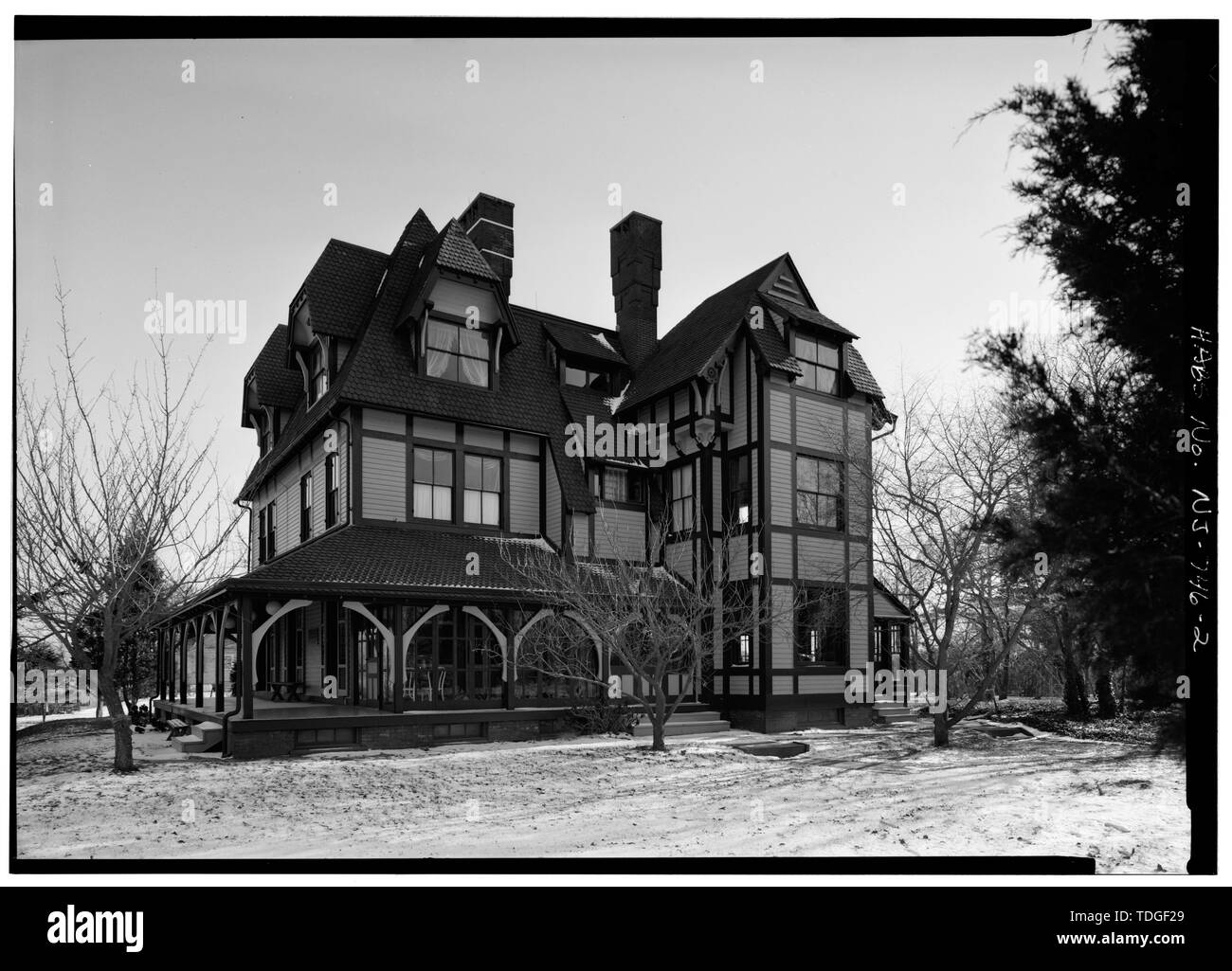 Nordosten und Nordwesten vorne (mit Schnee auf dem Boden) - Emlen Physick House, 1048 Washington Street, Cape May, Cape May County, New Jersey Stockfoto