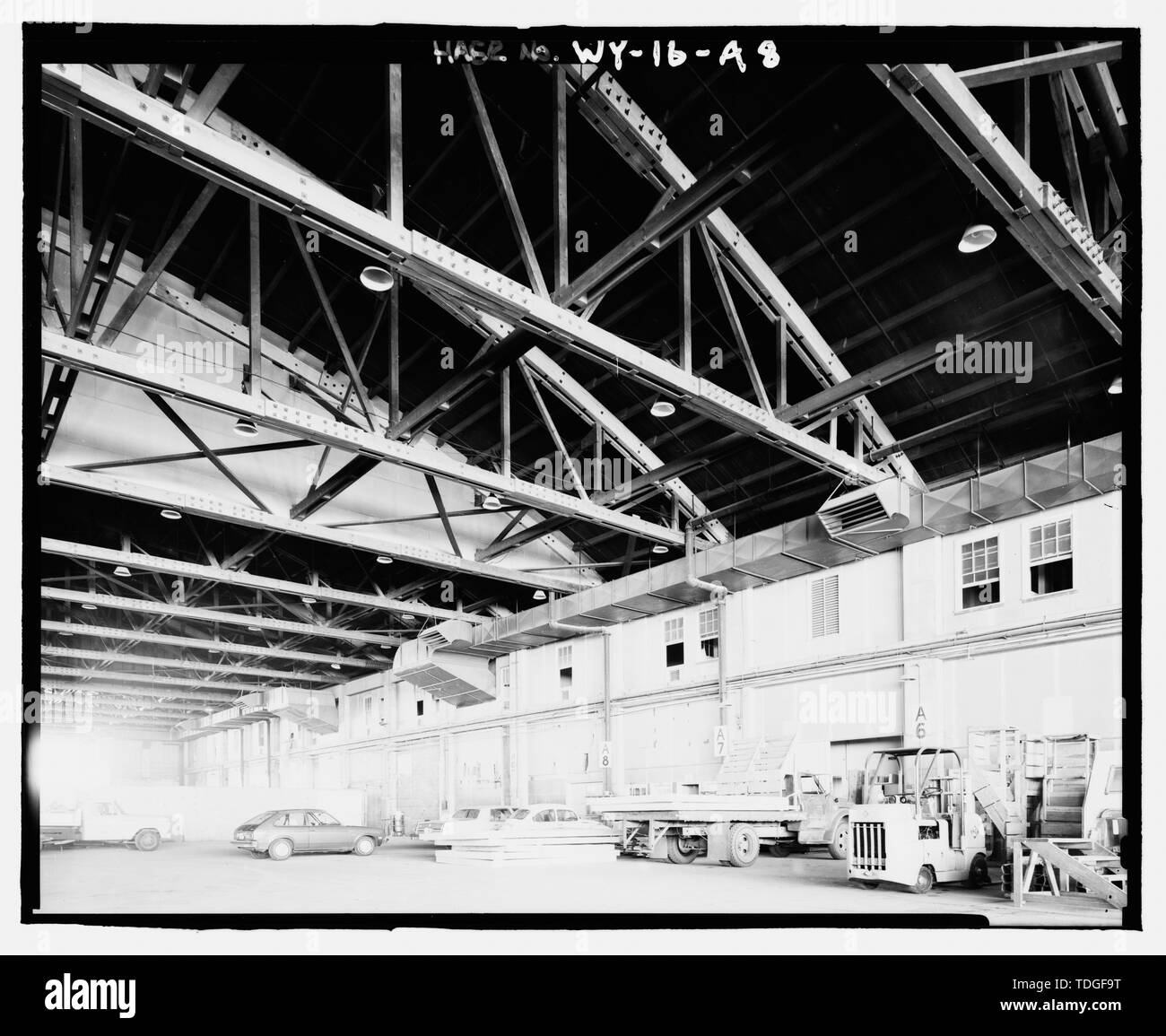 Nordosten BLICK AUF DECKE TRUSS ARBEIT - Wyoming Air National Guard Base, Cheyenne Modifikation Gebäude Nr. 101, Cheyenne Airport, Cheyenne, Laramie County, WY; Collier, Richard, Fotograf Stockfoto