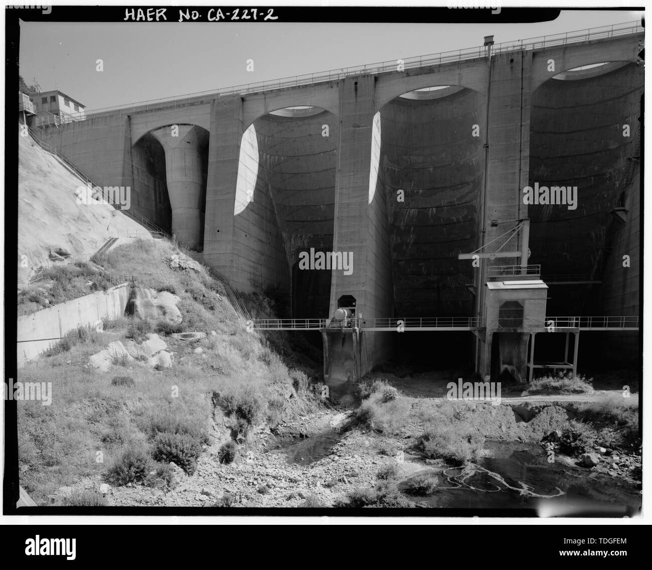 Nördlicher BLICK AUF DIE HINTERE ERHÖHUNG VON GROSSEN DALTON DAM ZEIGT DAS NORDWESTLICHE ENDE DER STAUMAUER, DIE HAUS UND ABFLUSSKANAL Rutsche. - Große Dalton Damm, 2600 Big Dalton Canyon Road, Glendora, Los Angeles County, CA Stockfoto