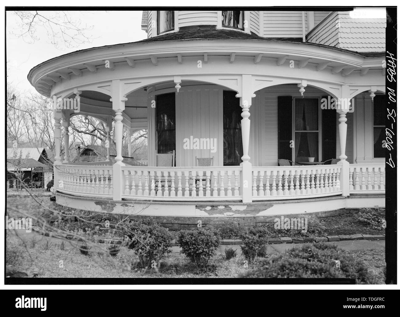 NORTHWEST (VORNE) Veranda, NORTH END - Johannes Calvin Owings House, 787 West Main Street, Laurens, Laurens County, SC; Friseur, George F; Cary, Brian, Sender Stockfoto