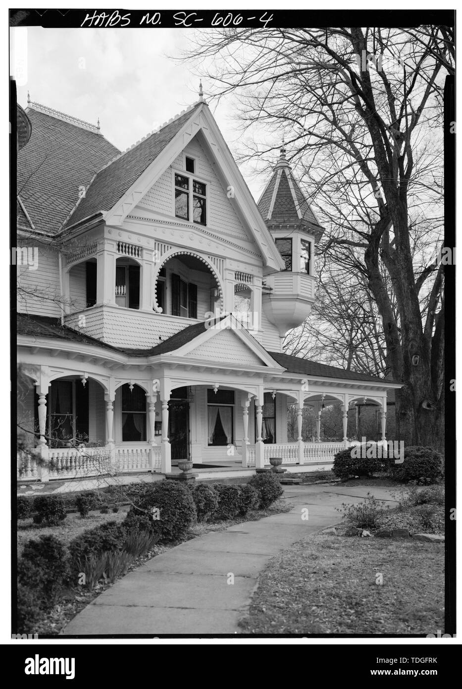 NORTHWEST (vorne), MITTE UND WEST END, Blick nach Westen - Johannes Calvin Owings House, 787 West Main Street, Laurens, Laurens County, SC; Friseur, George F; Cary, Brian, Sender Stockfoto