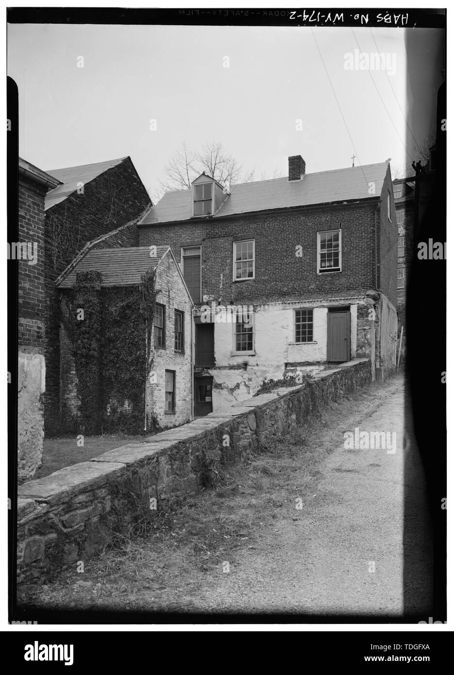 NORTHWEST (hinten) Höhe: Roeder Haus, Nordostecke der High Street und Hog Alley, Harpers Ferry, Jefferson County WV; Roeder, Friedrich A; Kern, John; Lindstrom, F J, Sender; Preis, Virginia B, Sender Stockfoto