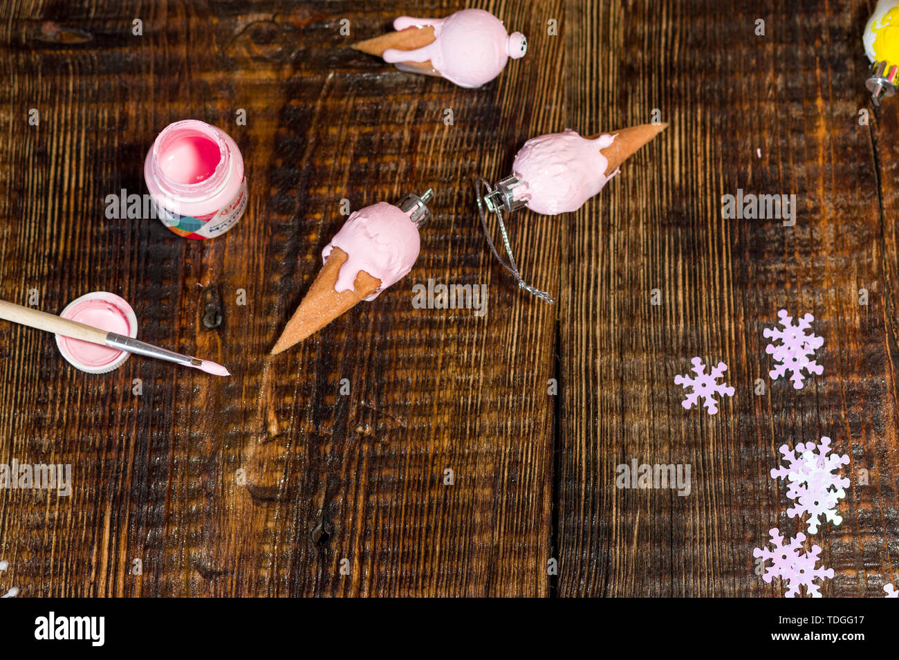 Spielzeug Eiscreme und Schneeflocken. Eis es selbst tun. Ansicht von oben. Stockfoto