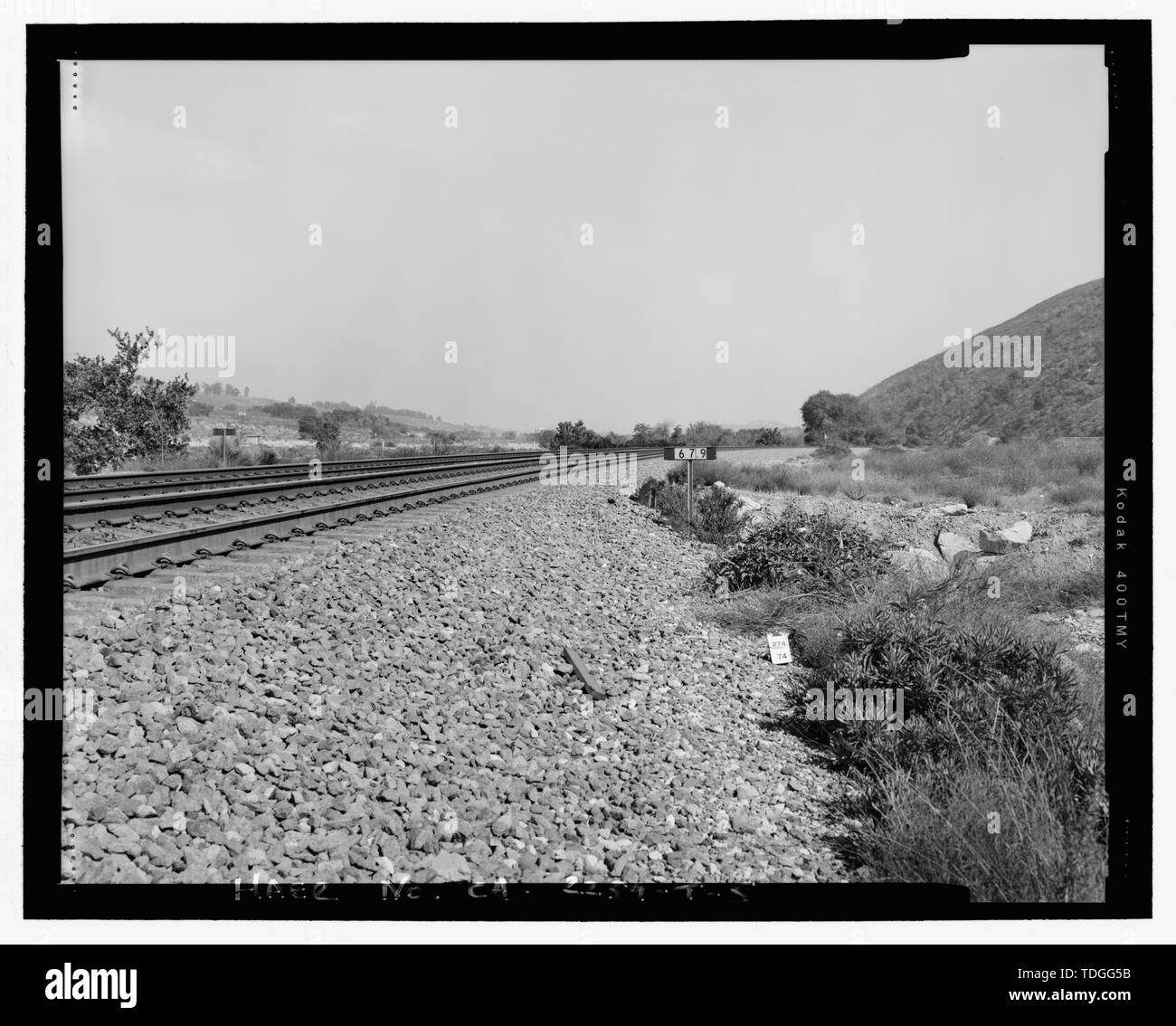 NORTHWEST ANSATZ. (74) - Burlington Northern Santa Fe Railroad,; Cajon Unterteilung, Struktur Nr. 67.9, zwischen Cajon Gipfel und Keenbrook, Devore, San Bernardino County, CA Stockfoto