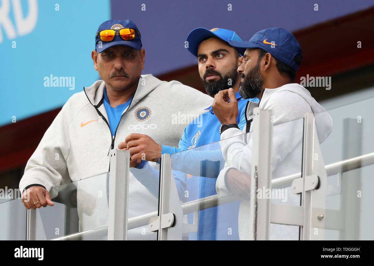 Indiens Virat Kohli (Mitte) mit Head Coach Ravi Shastri (links) Während einer Regenunterbrechung während der ICC Cricket World Cup group Phase Match im Emirates Old Trafford, Manchester. Stockfoto