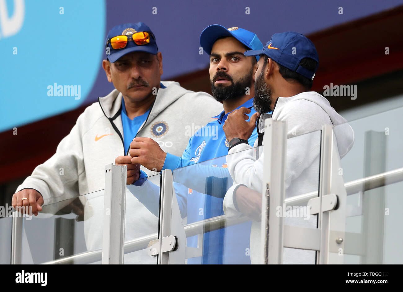 Indiens Virat Kohli (Mitte) mit Head Coach Ravi Shastri (links) Während einer Regenunterbrechung während der ICC Cricket World Cup group Phase Match im Emirates Old Trafford, Manchester. Stockfoto