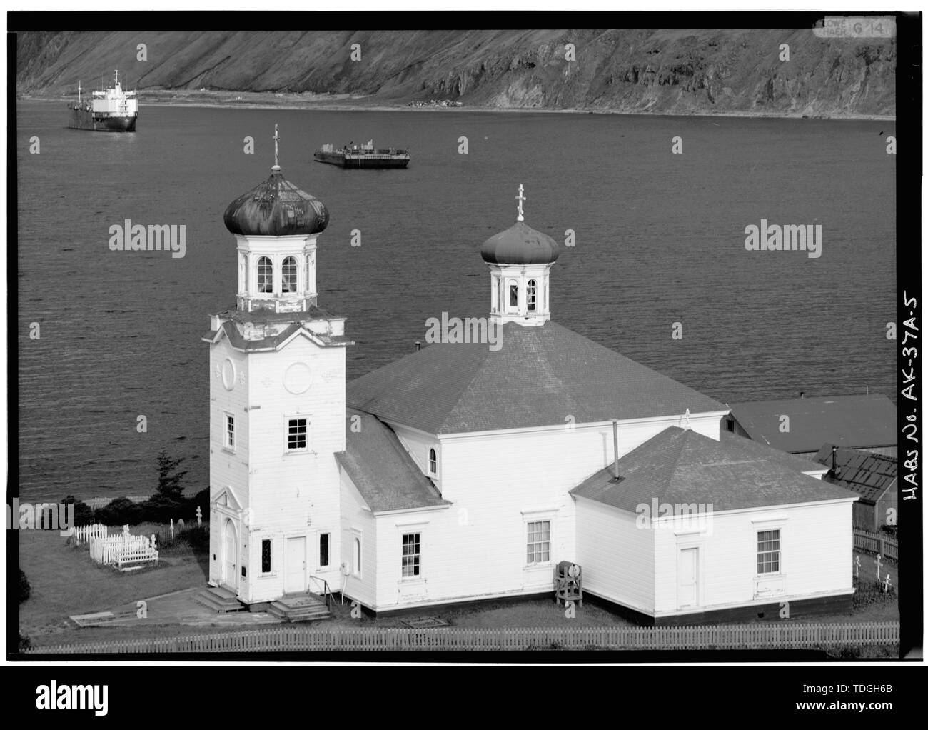 NORTHWEST VORDER- UND SÜDWESTSEITE, näher - Heiliger Himmelfahrt Russisch-orthodoxe Kirche, Unalaska Island, Unalaska, Aleuten, AK Stockfoto