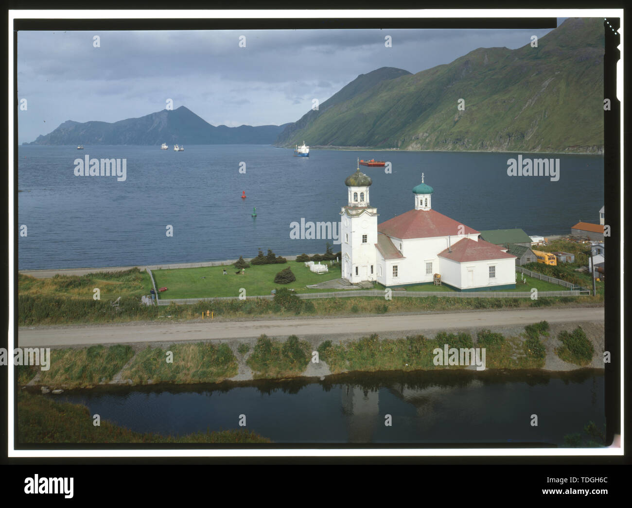Im Nordwesten und Südwesten, VON OBEN - Heiliger Himmelfahrt Russisch-orthodoxe Kirche, Unalaska Island, Unalaska, Aleuten, AK Stockfoto