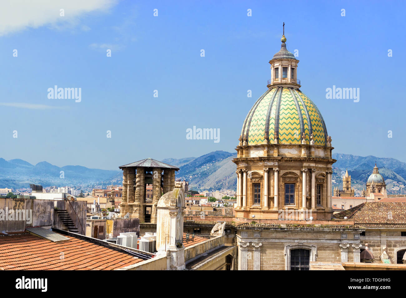 Stadtbild der Kuppel der St. Catherine Kirche und Gebäude in Palermo, Italien Stockfoto