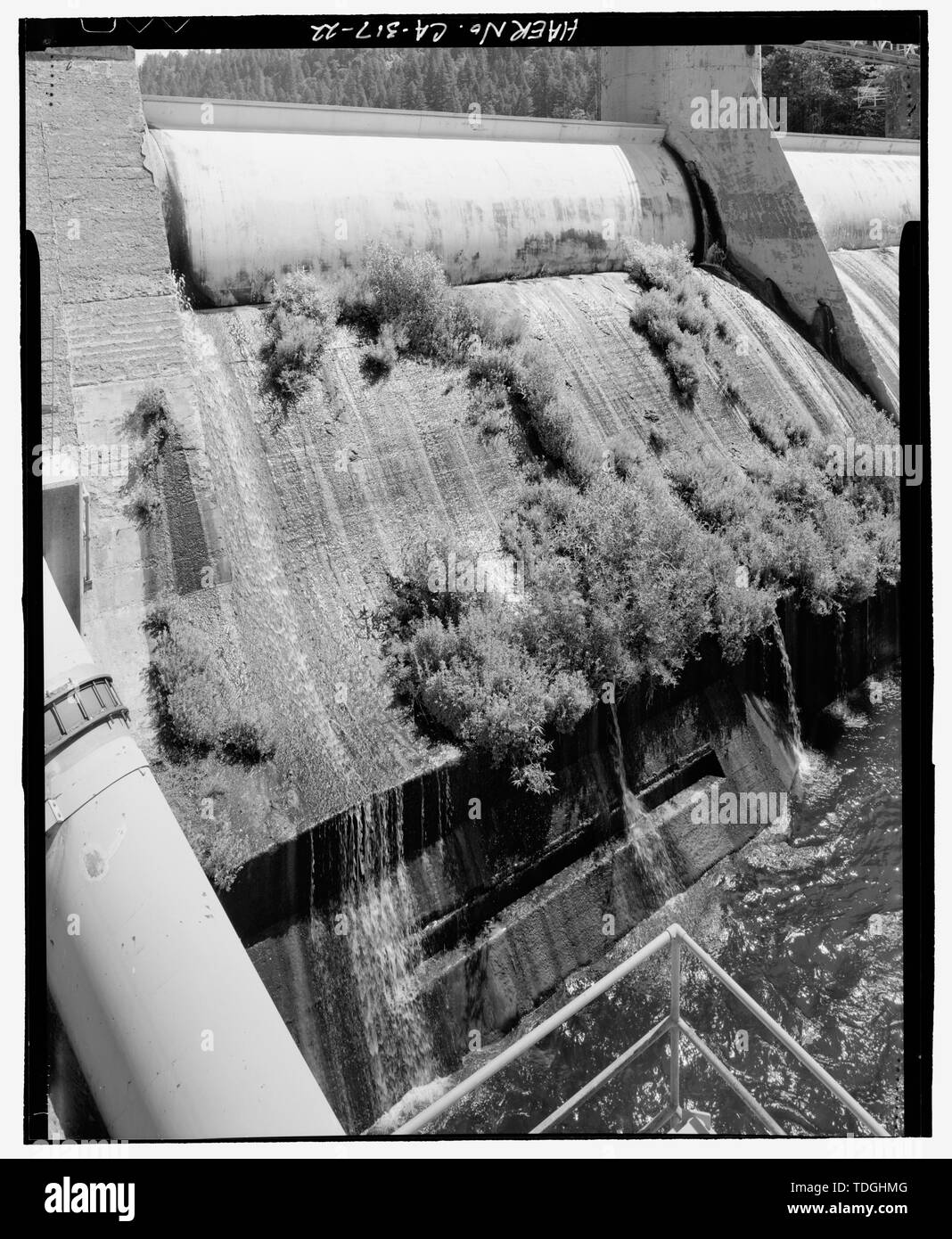 NORTHWEST SPILLWAY, MIT FISCH WASSER LEITUNG AM AUSLASS VORNE AUF DER LINKEN SEITE. - Pit 4 Ablenkungverdammung, Pit River westlich der State Highway 89, Big Bend, Shasta County, CA Stockfoto