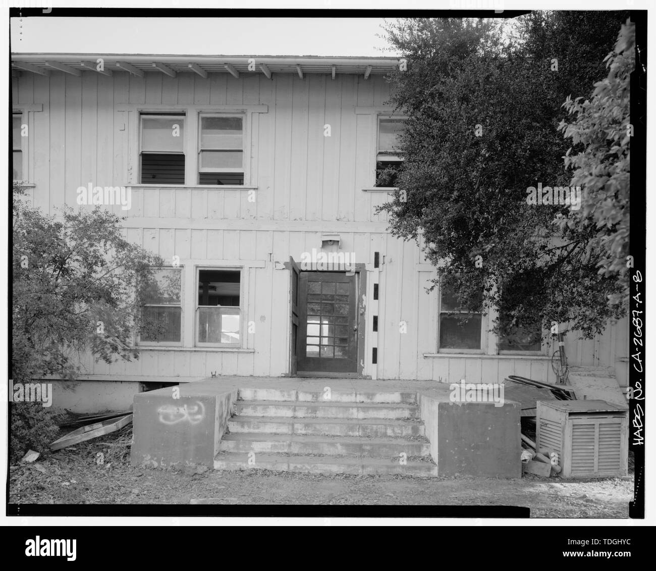 Norden Elevation, Eingangstür und konkrete Veranda, Blick nach Süden. - Sespe Ranch, Bunkhouse, 2896 Telegraph Road, Fillmore, Ventura County, CA Stockfoto