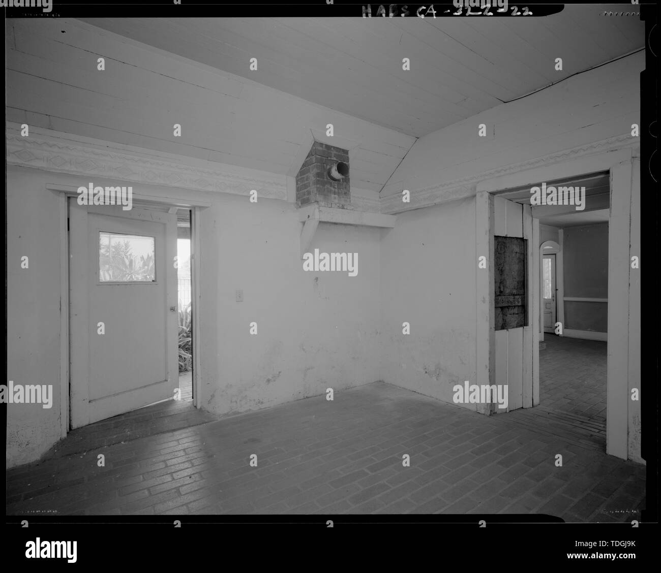 Nordflügel, Blick nach Süden, Osten Erhöhung Tür und Überrest der Schornstein - Casa de Miguel Blanco, 2701 Huntington Drive, San Marino, Los Angeles County, CA Stockfoto