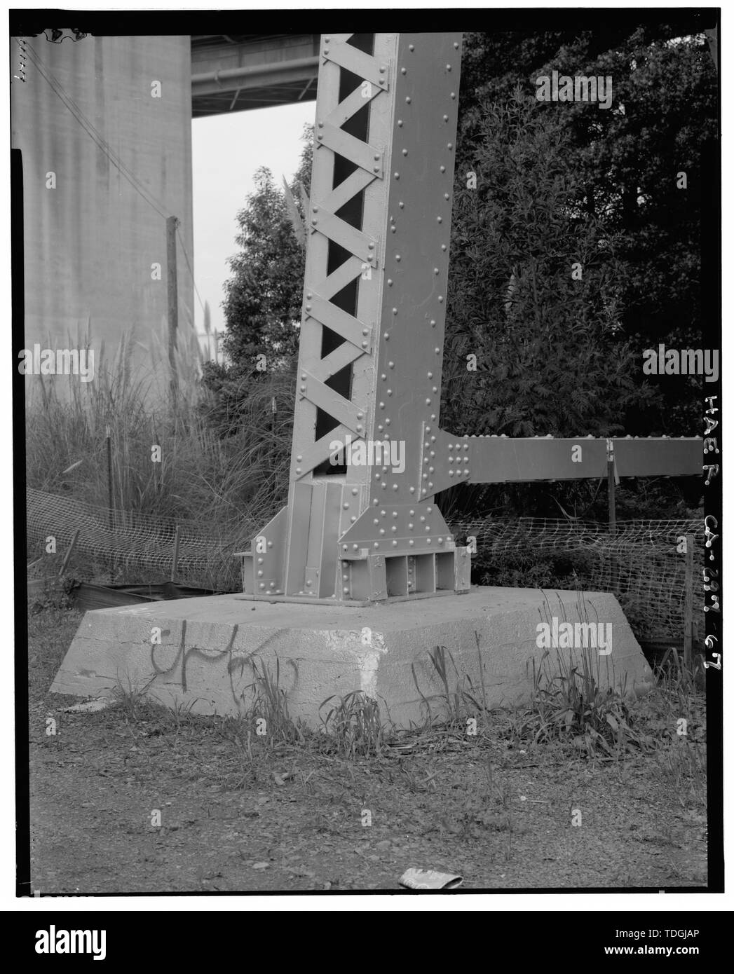 Nord-west Bein der Turm 7 des ursprünglichen Crockett Ansatz. - Carquinez Bridge, Spanning Carquinez Straße an der Interstate 80, Vallejo, Solano County, CA Stockfoto Nord-west Bein der Turm 7 des ursprünglichen Crockett Ansatz. - Carquinez Bridge, Spanning Carquinez Straße an der Interstate 80, Vallejo, Solano County, CA Stockfoto