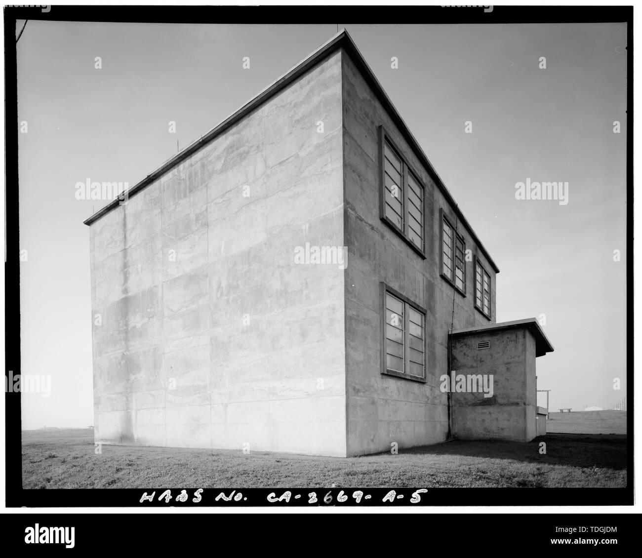 Nordöstlichen Ecke von Gebäude 925. Nach Südwesten. - Travis Air Force Base, Gebäude Nr. 925, W Straße, Fairfield, Solano County, CA Stockfoto