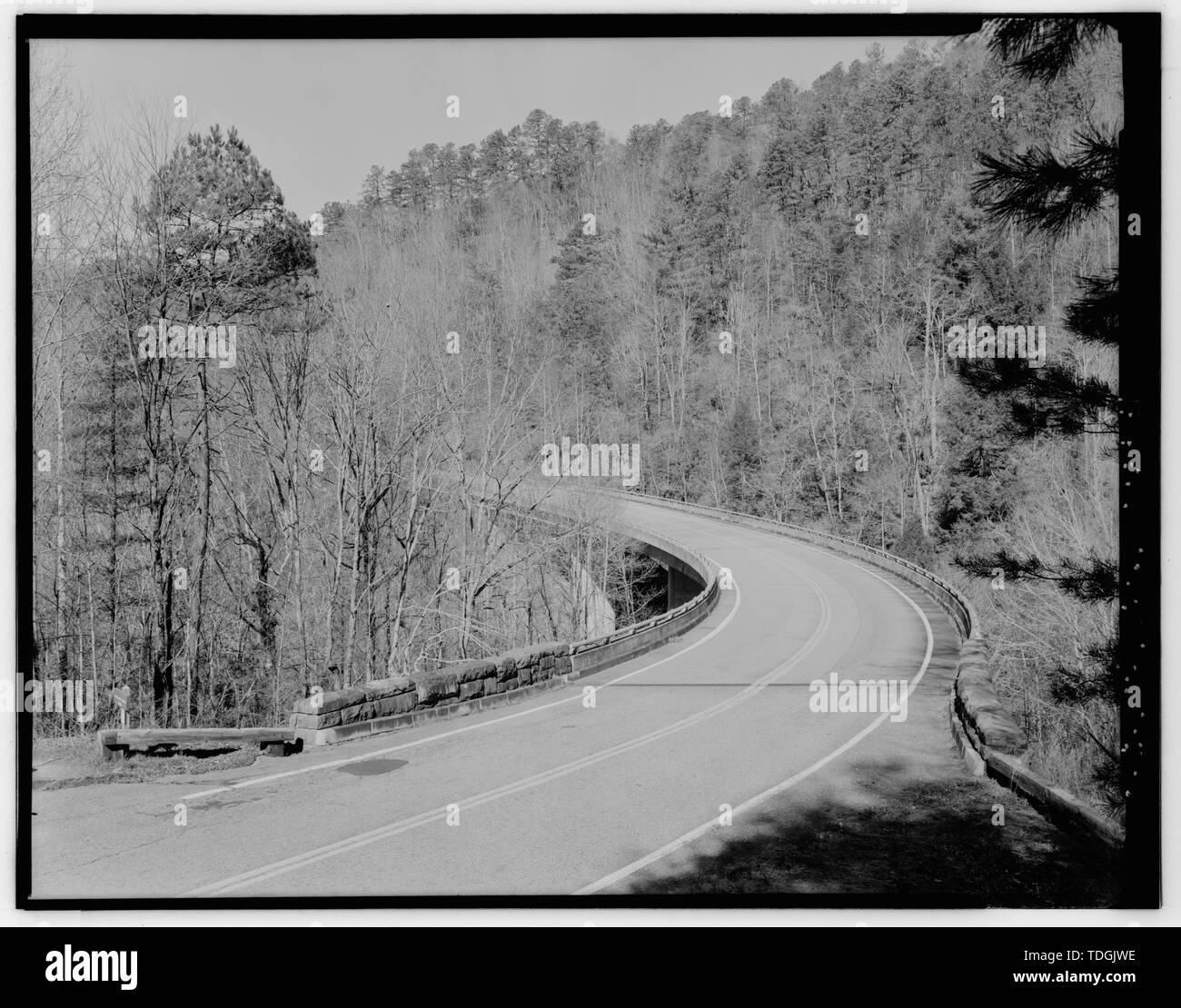 Northshore Straße, Brücke vor dem Tunnel, Deck anzeigen. - Great Smoky Mountains National Park Straßen und Brücken, Northshore Straße, 1 Meile an der Fontana Dam und Bryson City zu Noland Creek, Gatlinburg, Sevier County, TN Sporn; Büro der öffentlichen Straßen; Tennessee Valley Authority; US-Armee Korps der Ingenieure; E W Grannis Unternehmen; W B Dillard Bauunternehmen; H F Ramsey Company; Fry, George; Udall, Stewart; Hartzog, George; Cowin und Unternehmen; Troitino und Braun Bauunternehmen, Sasser, Jim; Helms, Jesse; Lupyak, Edward, Feld team Projektleiter; Great Smoky Mountains National Park, Sponsor; Nationa Stockfoto