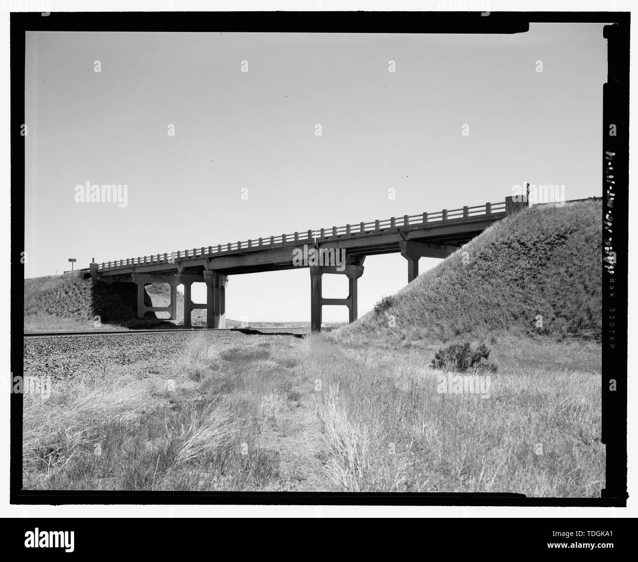 Nordwestseite; Blick nach Osten - Toluca Überführung, Spanning Burlington Northern Railroad auf alten US-Highways 87 und 212, Hardin, Big Horn County, MT. Stockfoto