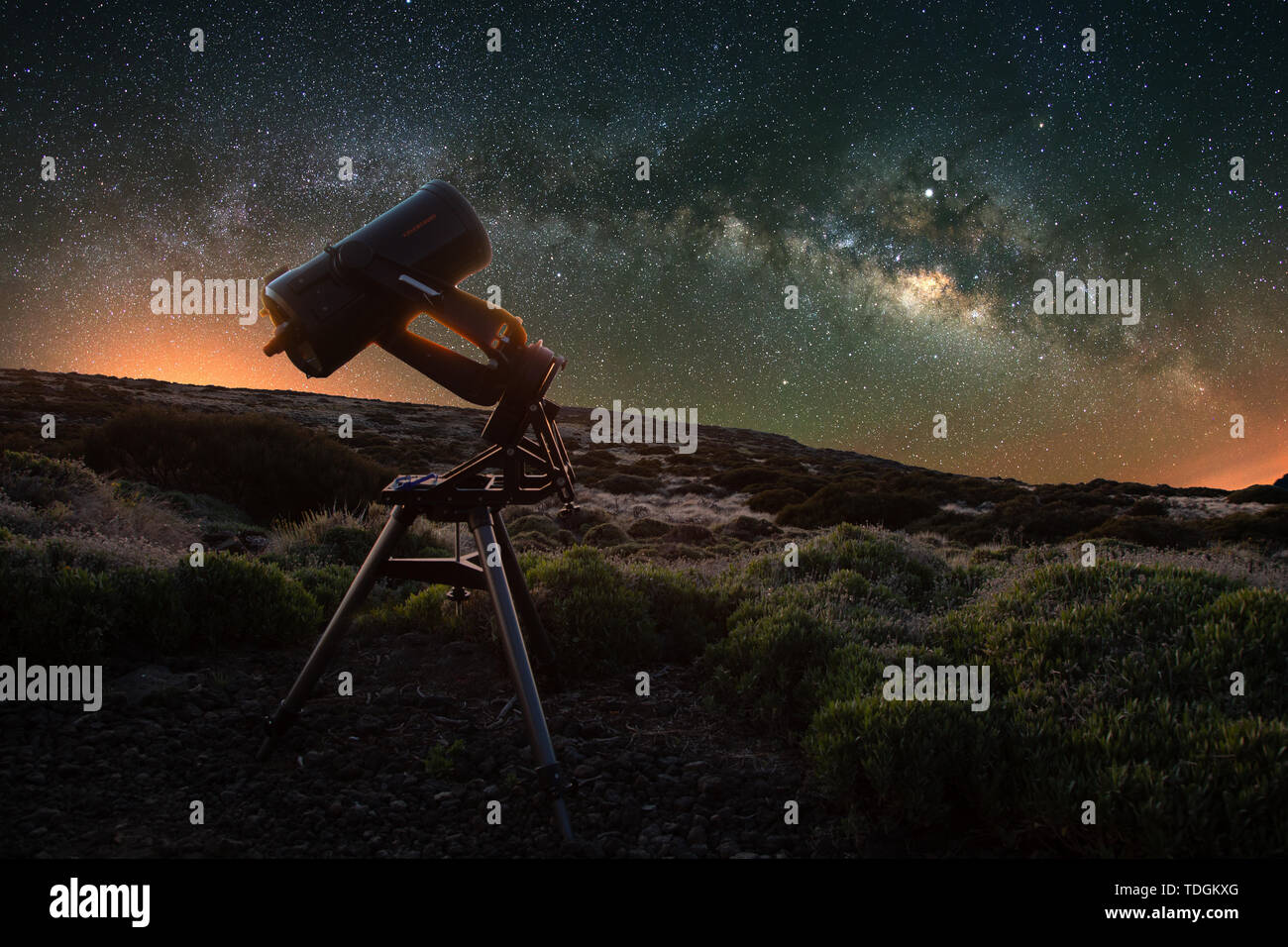 Teleskop beobachten die Milchstraße im Frühjahr sichtbar von Teide National  Park in der Nähe der Sternwarte. Jupiter ist Sekt von Sternhaufen umgeben  und Stockfotografie - Alamy