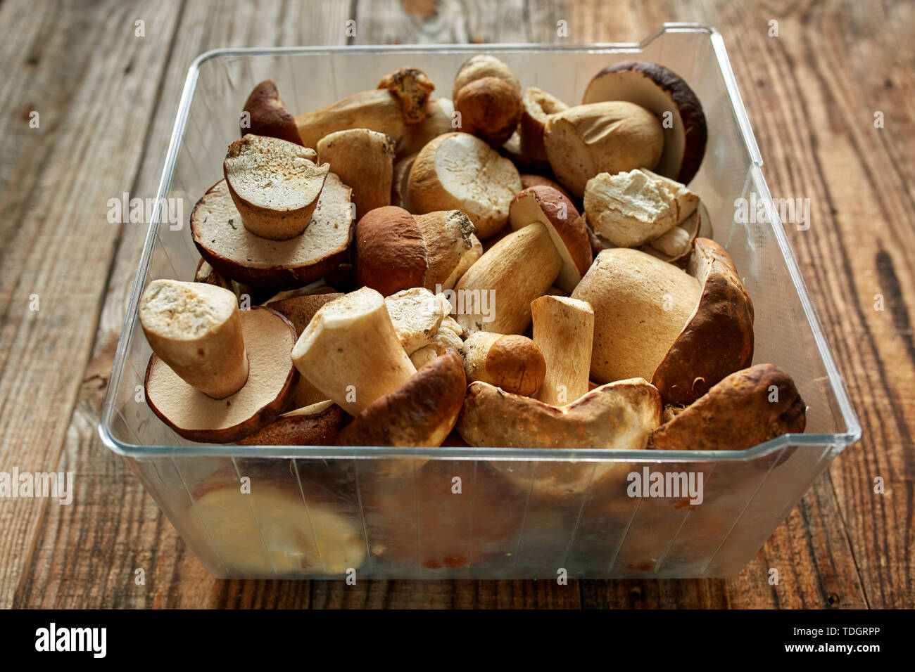 Steinpilze auf einem Holzbrett, fertig gekocht zu werden Stockfoto