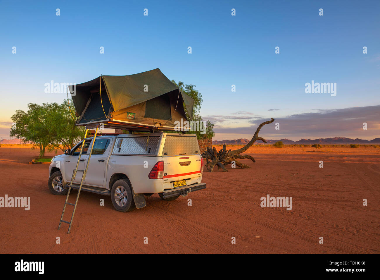 Auto dach zelt -Fotos und -Bildmaterial in hoher Auflösung – Alamy