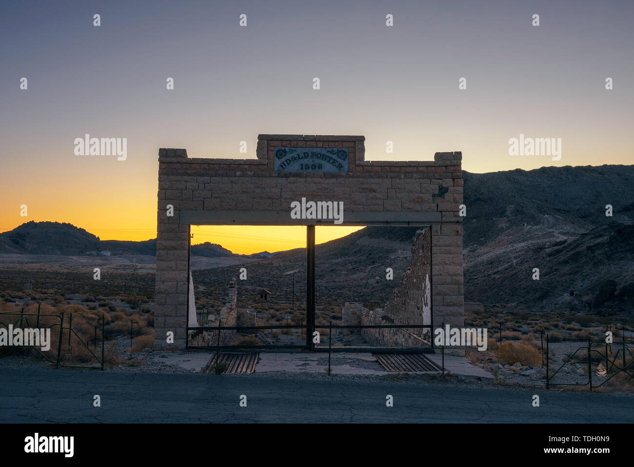 Sonnenuntergang über Gebäude Ruinen in Rhyolith, Nevada Stockfoto