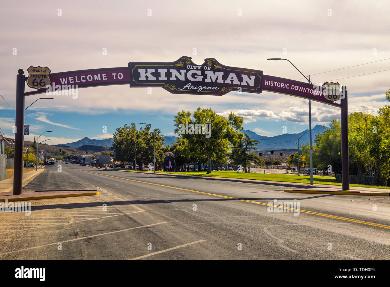 Nach Kingman downtown Straßenschild an der historischen Route 66 entfernt willkommen Stockfoto