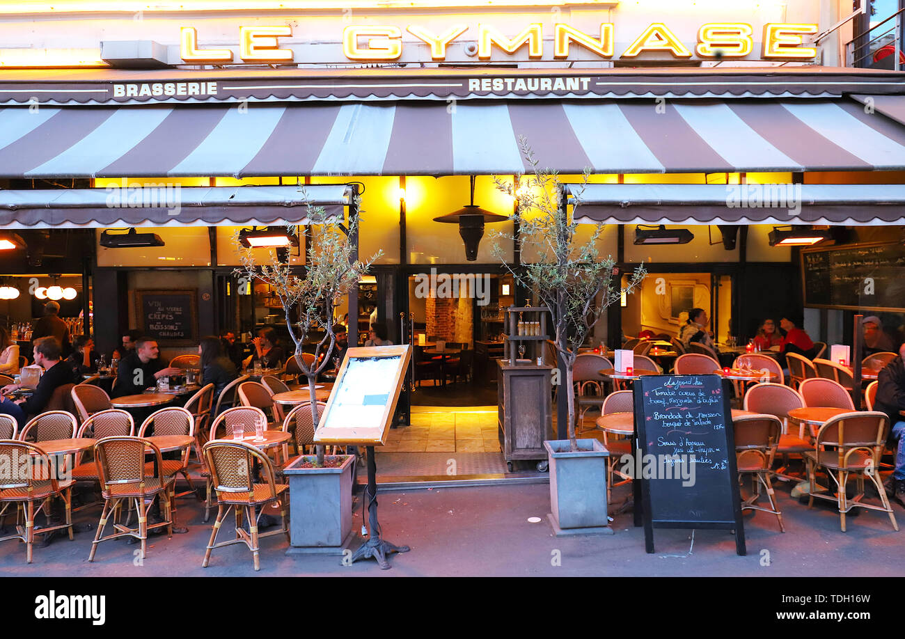 Le Gymnase ist ein traditionelles französisches Restaurant am Boulevard Bonne Nouvelle in der Nähe von Porte Saint Denis in Paris, Frankreich. Stockfoto