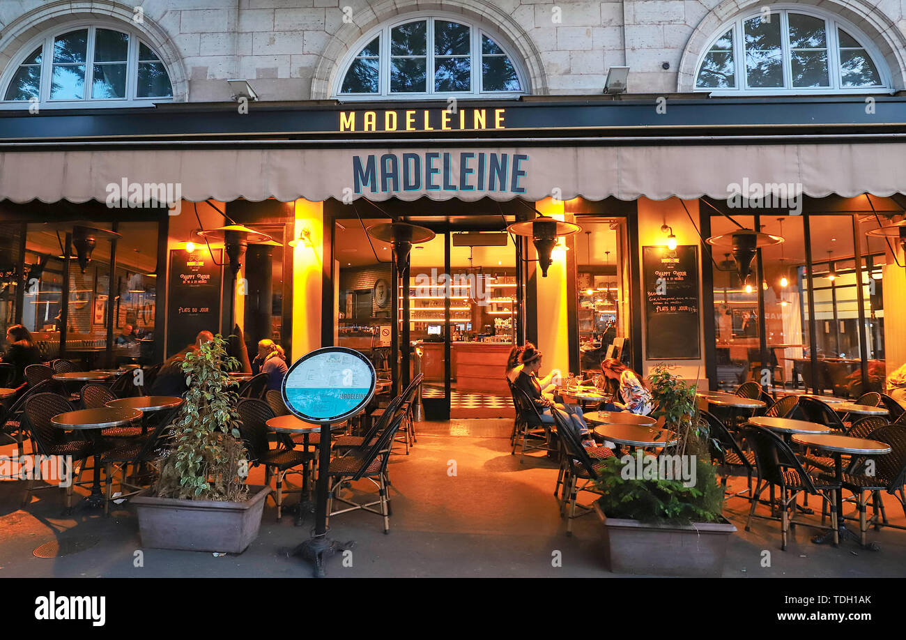 Madeleine ist traditionelle französische Cafe am Boulevard Bonne Nouvelle in der Nähe von Porte Saint Denis in Paris, Frankreich. Stockfoto