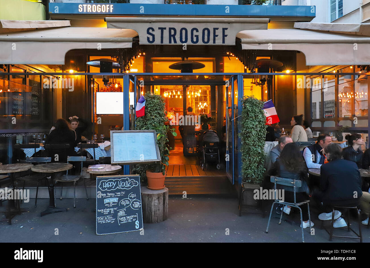 Strogoff ist ein traditionelles französisches Restaurant am Boulevard Bonne Nouvelle in der Nähe von Porte Saint Denis in Paris, Frankreich. Stockfoto