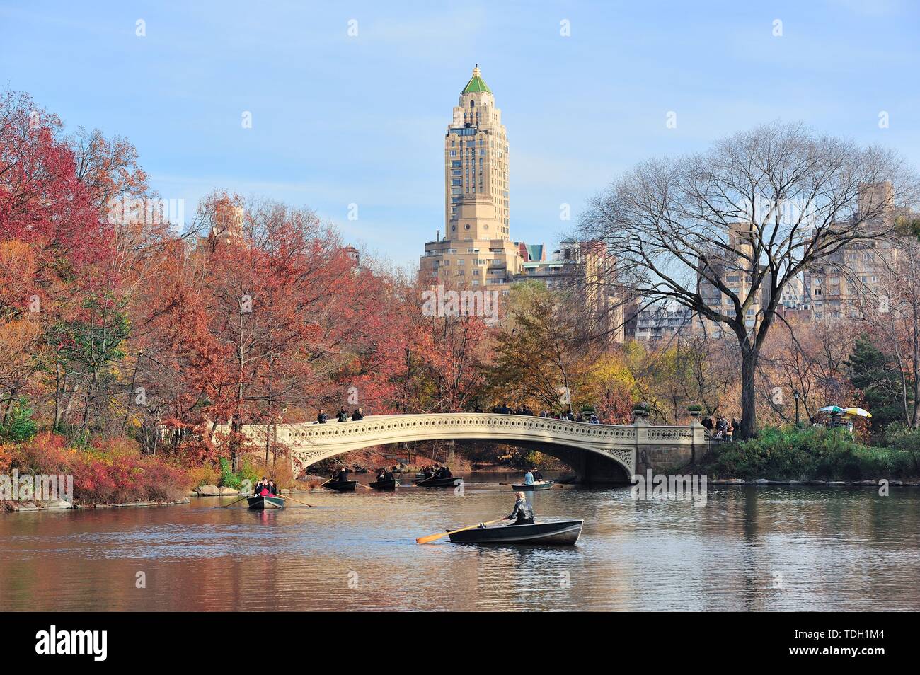 New York City Central Park im Herbst in Midtown Manhattan mit bunten Laub und Boot in See. Stockfoto