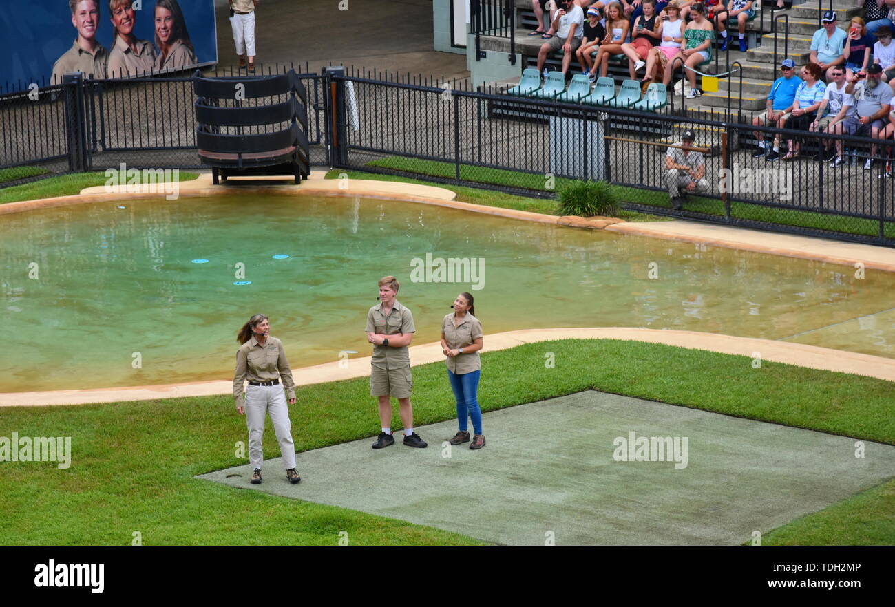 Beerwah, Australien - Apr 22, 2019. Krokodil Show im Crocoseum von Terri, Bindi und Robert Irwin - Familie von Steve Irwin. Schlange, Vogel und Krokodil Stockfoto