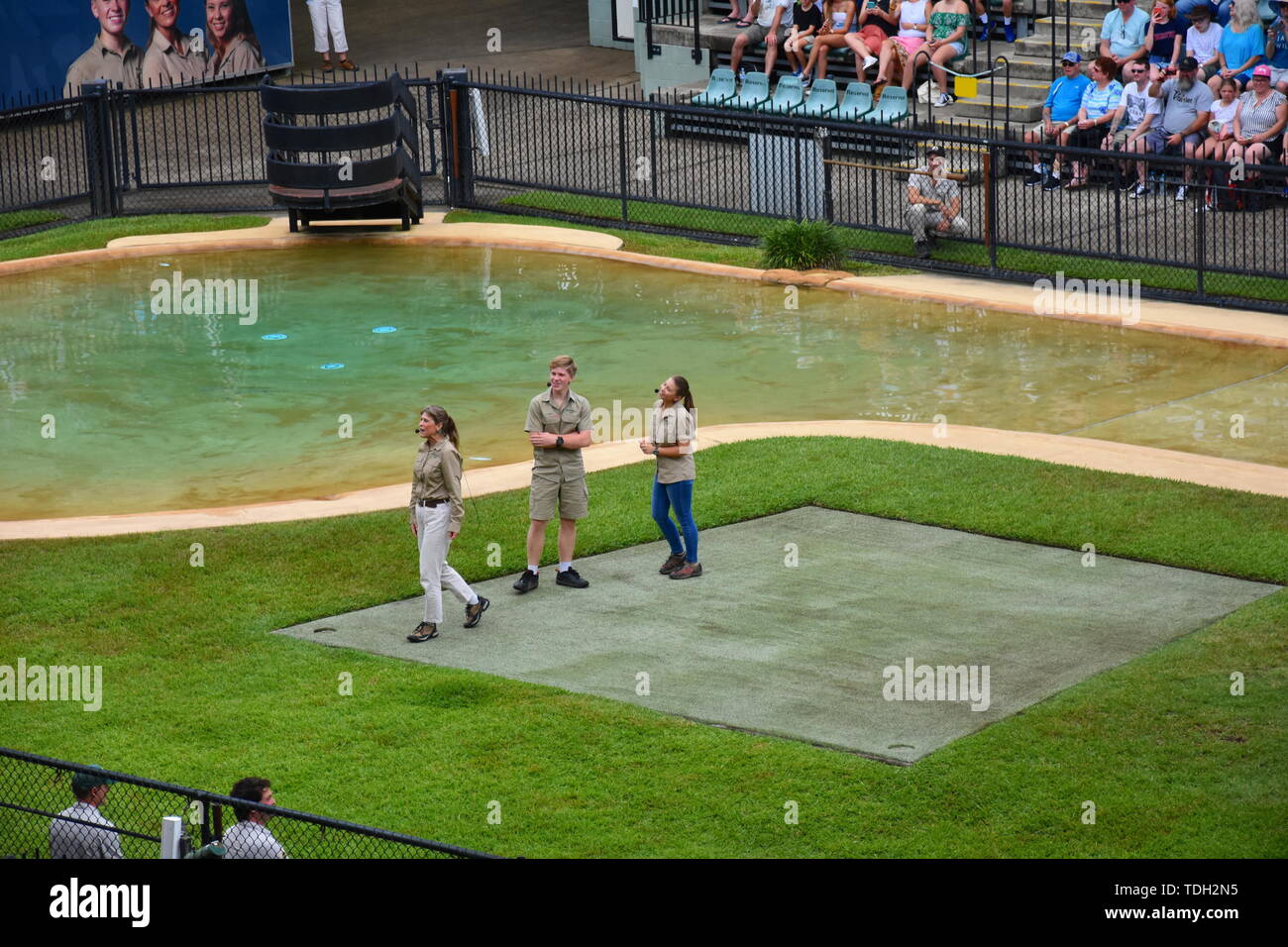 Beerwah, Australien - Apr 22, 2019. Krokodil Show im Crocoseum von Terri, Bindi und Robert Irwin - Familie von Steve Irwin. Schlange, Vogel und Krokodil Stockfoto