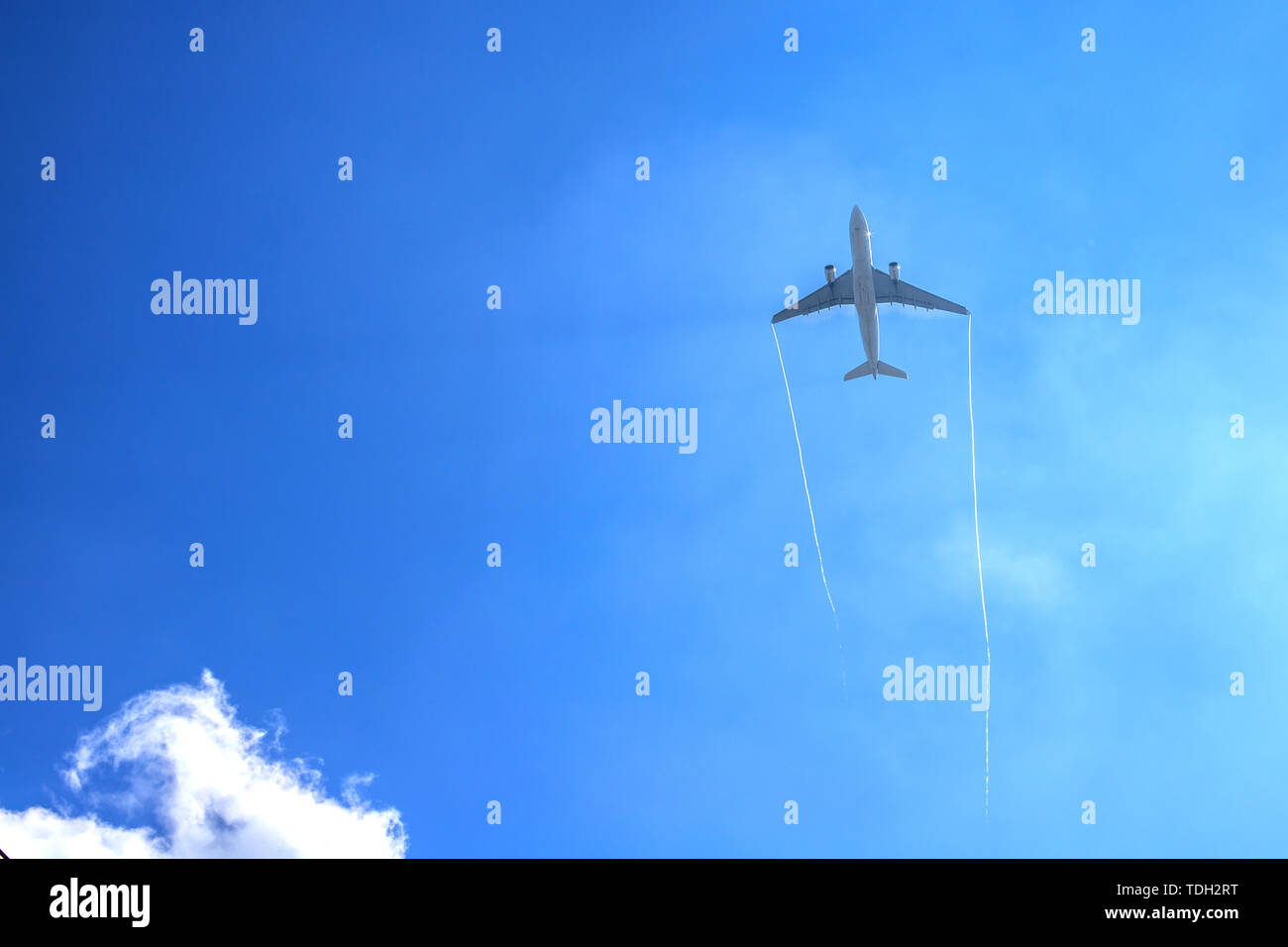 Flugzeug lässt eine Spur in den blauen Himmel. Airliner ist takking aus. Weiße Wolke im blauen Himmel, in der das Flugzeug fliegt. Stockfoto