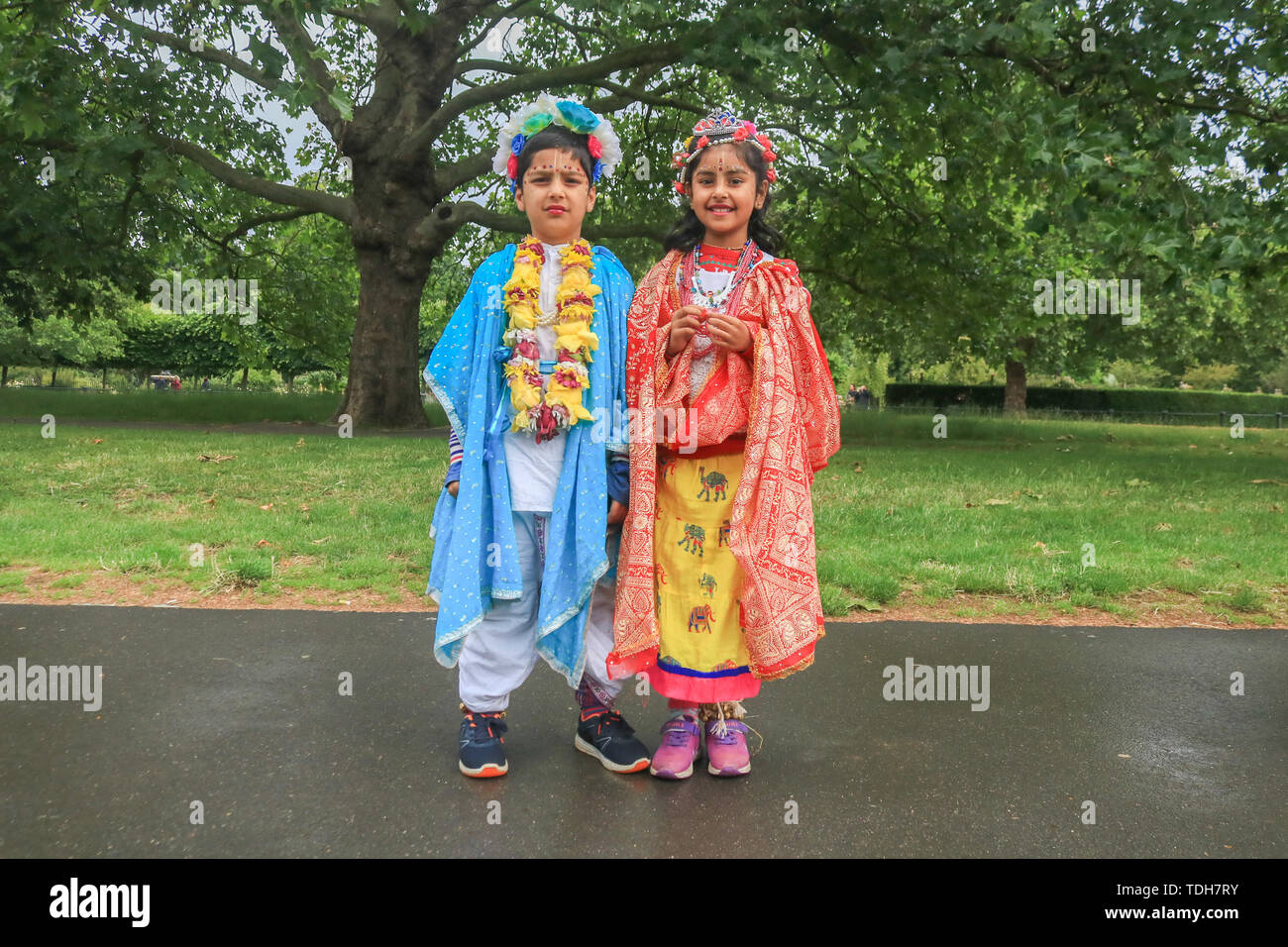 London, Großbritannien. 16. Juni 2019. Chatanya Sharma im Alter von 7(R) gekleidet, wie Radha und Krishna Sharma im Alter von 5 (L) für die die Rathayatra, auch bekannt als die Wagen festival Prozession, die durch London dauert und es sich dabei um bewegliche Gottheiten Jagannath (Vishnu Avatar), Balabhadra (sein Bruder), Subhadra (seine Schwester) und Sudarshana Chakra (seine Waffe) auf einem ratha auf einem Seil Credit gezogen: Amer ghazzal/Alamy Leben Nachrichten gekleidet Stockfoto London, Großbritannien. 16. Juni 2019. Chatanya Sharma im Alter von 7(R) gekleidet, wie Radha und Krishna Sharma im Alter von 5 (L) für die die Rathayatra, auch bekannt als die Wagen festival Prozession, die durch London dauert und es sich dabei um bewegliche Gottheiten Jagannath (Vishnu Avatar), Balabhadra (sein Bruder), Subhadra (seine Schwester) und Sudarshana Chakra (seine Waffe) auf einem ratha auf einem Seil Credit gezogen: Amer ghazzal/Alamy Leben Nachrichten gekleidet Stockfoto